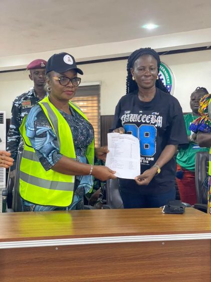 RIVERS STATE FLOOD MGT. COMM.DONATES RELIEF MATERIALS TO OBIO/AKPOR LGA.